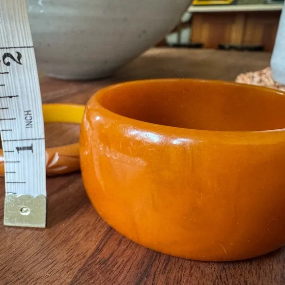 Vintage Bakelite amber colored bangle set - Picture 5 of 5